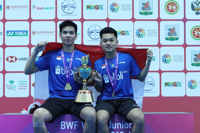 Daniel Marthin/Leo Rolly Carnando berpose di atas podium juara pada Kejuaraan Dunia Junior 2019, di Kazan Gymnastics Center, Rusia, Minggu (13/10/2019).