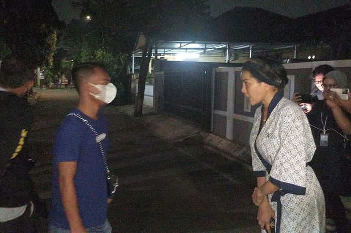 Nikita Mirzani bentak orang yang diduga mengintai dirinya di depan rumahnya di kawasan Petukangan, Jakarta Selatan, Jumat (17/6/2022) malam. (Grid.ID/Anggita Nasution)