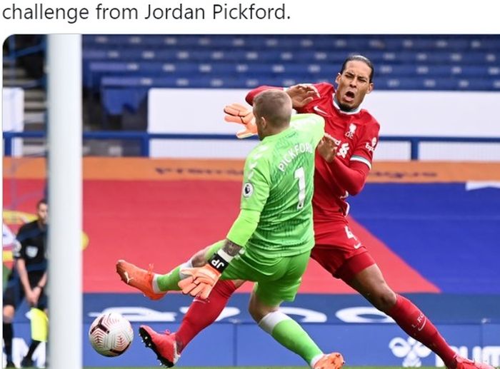 Momen bek Liverpool, Virgil van Dijk (kanan) mendapat tekel dari kiper Everton, Jordan Pickford, dalam laga pekan ke-5 Liga Inggris 2020-2021.
