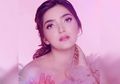Istri Anang Hermansyah Jadi Sorotan Saat Foto Keluarga, Ashanty Justru Pede Pakai Dress Seksi Transparan Belahan Dada Terlihat!