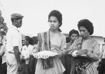 Dari Teks Berikut, Analisi Kondisi Sinkronis Pada Masa Itu Terhadap Perempuan