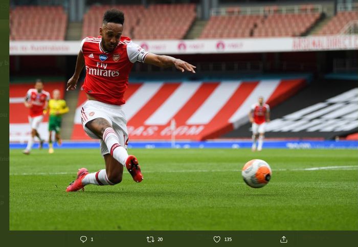 Pierre-Emerick Aubameyang mencetak gol Arsenal ke gawang Norwich City dalam lanjutan Liga Inggris di Emirates Stadioum, 1 Juli 2020.