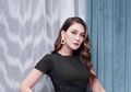 Dikira Pakai Sarung, Luna Maya Pede Padukan Rok Tartan dengan Sandal Bertabur Kristal Mewah!