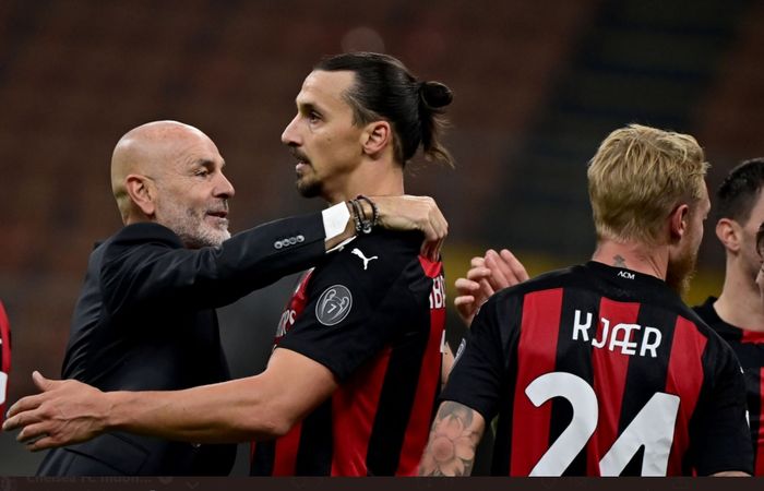 Momen Stefano Pioli memeluk Zlatan Ibrahimovic setelah AC Milan menyelesaikan satu pertandingan di Liga Italia 2020-2021.