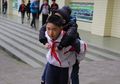 6 Tahun Tak Kenal Lelah, Bocah SD Gendong Teman Sekelasnya yang Lumpuh ke Sekolah