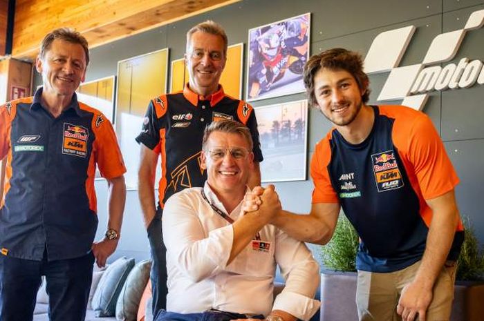 Pembalap Moto2 asal Australia, Remy Gardner, berpose dengan Direktur Motorsport KTM, Pit Beirer, usai menandatangani kontrak untuk membela tim Tech 3 KTM pada MotoGP 2022.