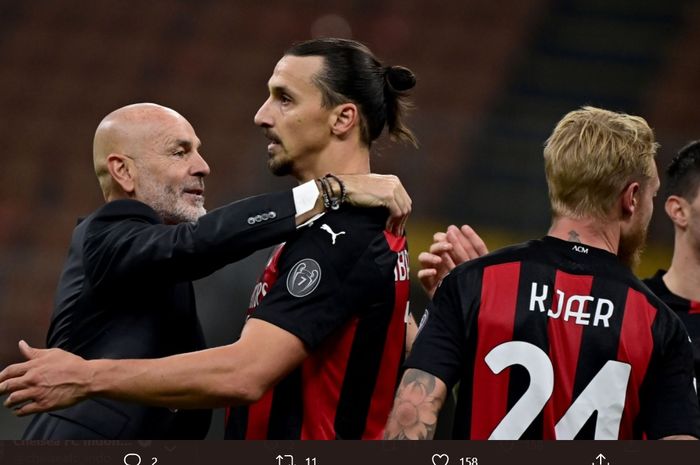 Momen Stefano Pioli memeluk Zlatan Ibrahimovic setelah AC Milan menyelesaikan satu pertandingan di Liga Italia 2020-2021.