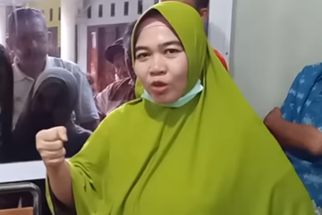 Ningsih Tinampi pamer oleh-oleh dari luar negeri. Tidak bisa melihatnya, namanya juga pakar supranatural.