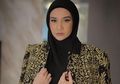 Tampil Keibuan Saat Gendong Bayi, Tampilan Zaskia Sungkar dengan Busana Serba Hitam Justru Curi Perhatian