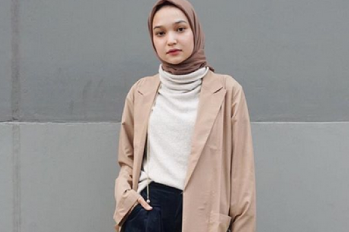 Tiru Gaya Turtleneck Top Kece Ala Selebgram Hijab Yang Cocok Dipakai Saat Musim Hujan Semua