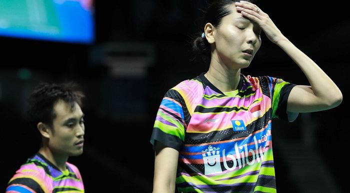 Ekspresi Hafiz Faizal (kiri) dan Gloria Emanuelle Widjaja (kanan) pada asaat tampil pada semifinal Singapore Open 2019, Sabtu (13/4/2019)