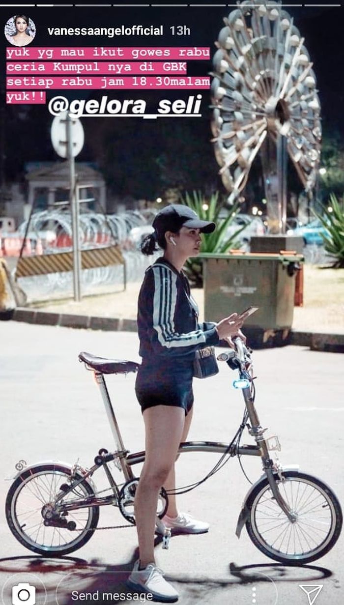 Gaya sporty Vanessa Angel saat bersepeda
