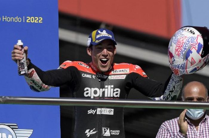 Pembalap Aprilia, Aleix Espargaro, bereaksi di podium sebagai juara MotoGP Argentina 2022 di Sirkuit Termas de Rio Hondo, Minggu (3/4/2022).