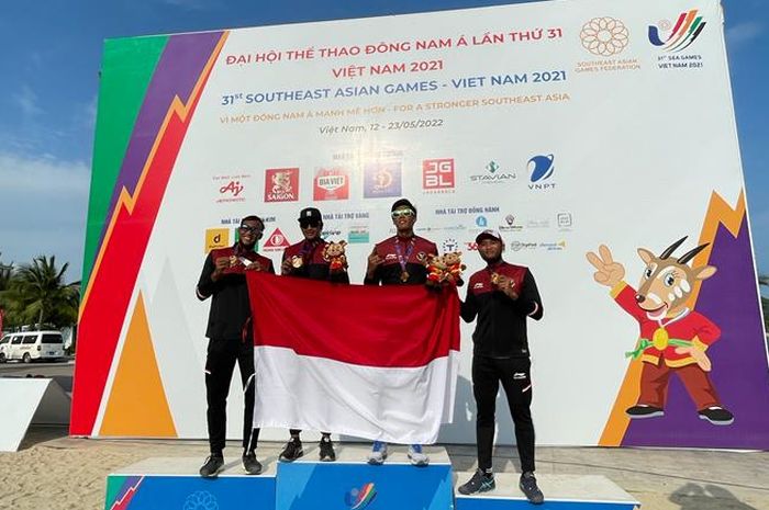 Tim bola voli pantai Indonesia saat melakukan victory ceremony usai menyabet medali emas SEA Games 2021 Vietnam, Jumat (20/5/2022)