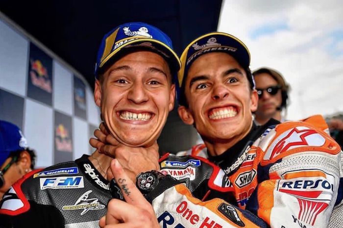 Fabio Quartararo (kiri) dan Marc Marquez (kanan) sedang merayakan hasil kualifikasi MotoGP Spanyol 2019.