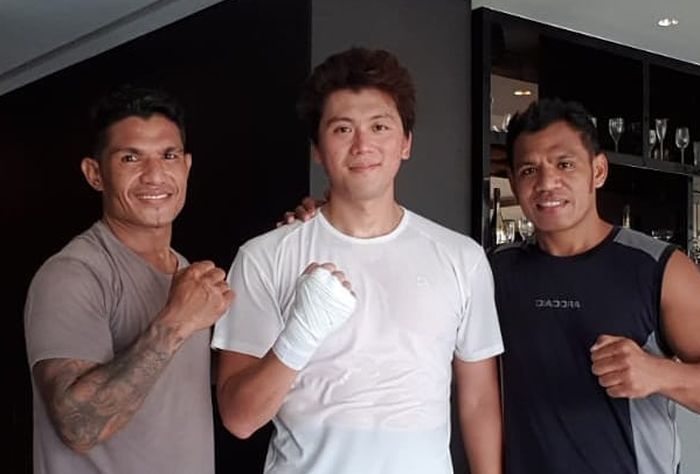 Reino Barack bersama para pelatih tinjunya.