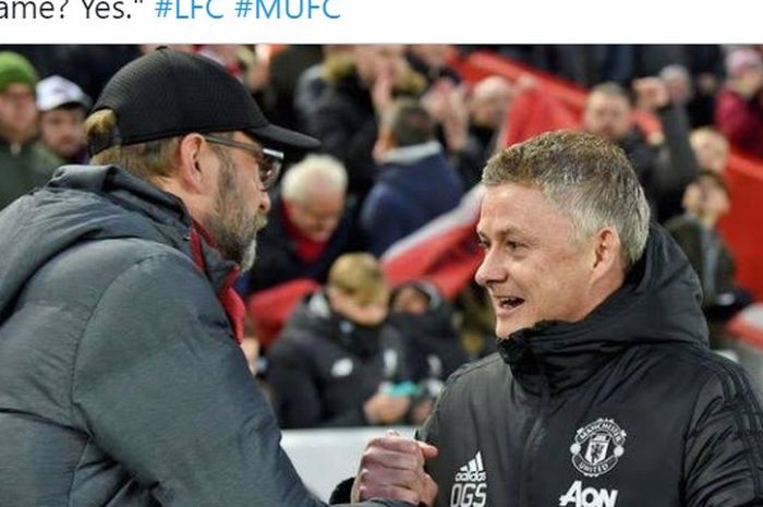 Pelatih Liverpool, Juergen Klopp (kiri) saat bersalaman dengan juru taktik Manchester United, Ole Gunnar Solskjaer.