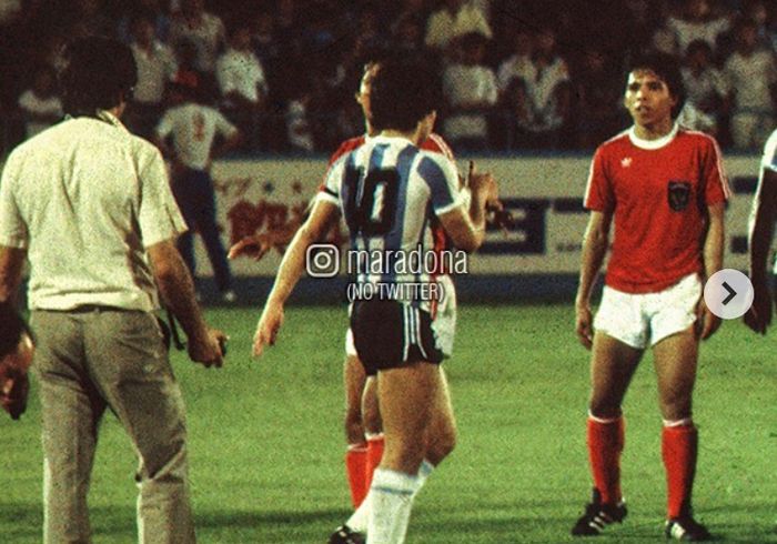Pemain Argentina, Diego Maradona saat menghadapi timnas Indonesia di Piala Dunia Remaja 1979 di Jepang