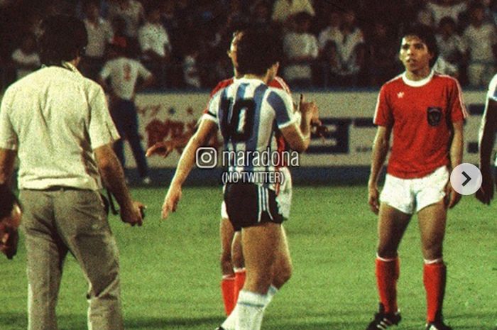 Pemain Argentina, Diego Maradona saat menghadapi timnas Indonesia di Piala Dunia Remaja 1979 di Jepang