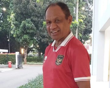Legenda sepak bola Indonesia, Rully Nere saat memakai jersey terbaru timnas Indonesia