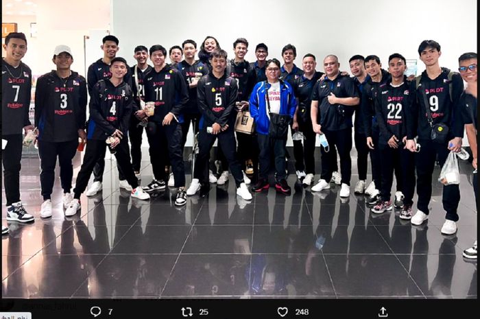Timnas voli putra Filipina berpose sebelum keberangkatan ke Jepang dalam program pemusatan latihan jelang SEA Games 2023