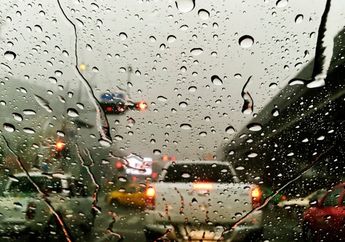 Cek 3 Komponen Ini Agar Mobil Tetap Aman dan Nyaman Dipakai Saat Hujan Deras, Apa Saja?