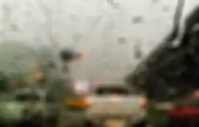 Ilustrasi mengemudi saat hujan.