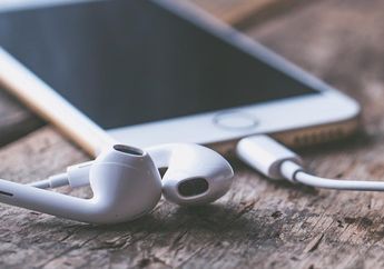 Naik Motor Jangan Sambil Dengerin Musik, Awas Bisa Nggak Shopping