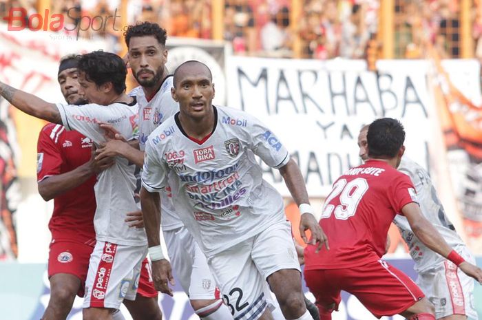 Bek Bali United, Leonard Tupamahu, saat melawan Persija Jakarta pada leg kedua babak perempat final Piala Indonesia 2018 di Stadion Wibawa Mukti, 5 Mei 2019.