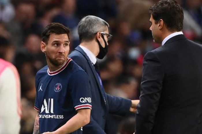 Reaksi Lionel Messi saat ditarik keluar oleh Mauricio Pochettino (kanan) dalam duel Liga Prancis antara Paris Saint-Germain vs Lyon di Parc des Princes (19/9/2021).