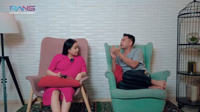 Raffi Ahmad dan Nagita Slavina berdiskusi tentang masalah kebohongan. 