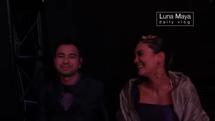 Luna Maya tersenyum setelah memuji Ariel NOAH.