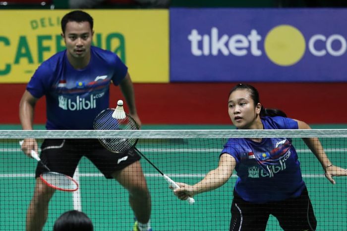 Pasangan ganda campuran Indonesia,  Rehan Naufal Kusharjanto/Lisa Ayu Kusumawati, tampil pada perempat final Indonesia International Challenge 2019 di GOR Bulutangkis Djarum, Magelang, Jawa Tengah, Jumat (25/10/2019).