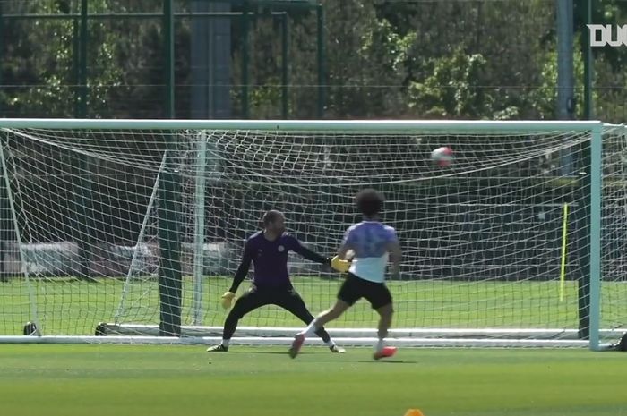 Sayap kiri Manchester City, Leroy Sane, mencetak gol tendangan geledek dalam sesi latihan The Citizens. Sane telah sembuh dari cedera yang membekapnya 206 hari.