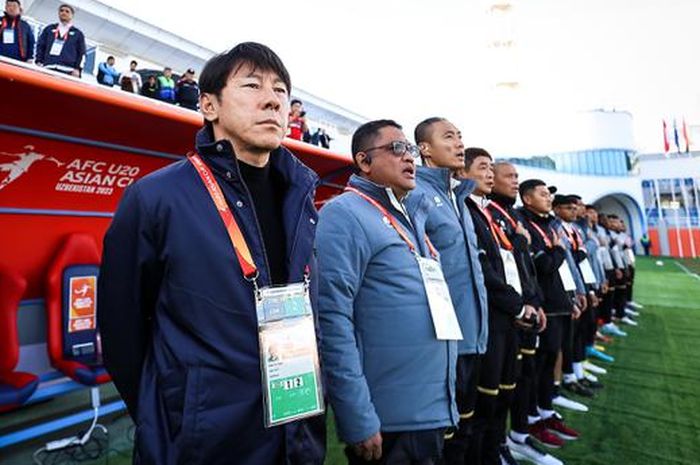 Pelatih timnas U-20 Indonesia Shin Tae-yong dan jajaran tim ofisial saat menghadapi Irak pada ajang Piala Asia U-20 2023 di Stadion Lokomotiv, Tashkent, Uzbekistan, Rabu (1/3/2023). 