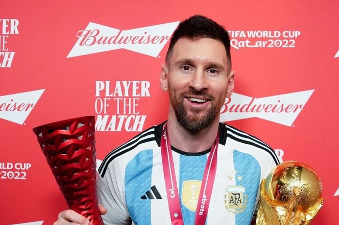 Lionel Messi berpose dengan trofi Piala Dunia 2022 dan penghargaan Man of the Match final yang mempertemukan timnas Argentina vs timnas Prancis.