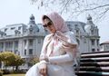 Ziarah Bersama Keluarga dan Reino Barack, Syahrini Tetap Pakai Sandal Seharga Jutaan Rupiah