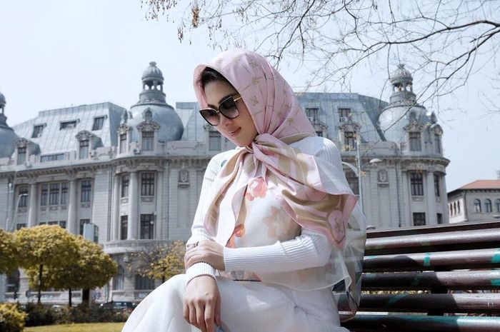Syahrini konsisten pakai outfit mahal.