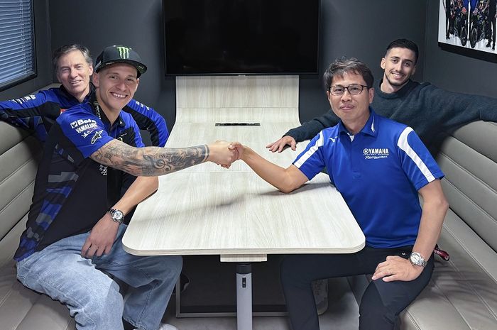 Fabio Quartararo resmi bertahan dengan tim pabrikan Yamaha pada MotoGP untuk musim 2025-2026. Tampak dalam gambar (dari kiri) Managing Director Yamaha Motor Racing Lin Jarvis, Fabio Quartararo, Presiden Yamaha Motor Racing Takahiro Sumi, dan Thomas Maubant.  