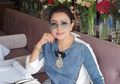 Belanja ke Supermarket di Tengah Panademi Virus Corona, Mayangsari Tampil Stylish Sambil Tenteng Tas Mirip Kantung Belanja Berharga Fantastis