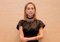 BCL Dikira Nggak Pakai Celana Karena Pakai Blazer Dress Saat Jadi Juri Indonesian Idol, Netizen: Ngirit Amat Bajunya!
