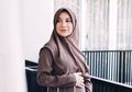 Belajar Hijrah, Irish Bella Tampil Santun dengan Blus dan Hijab Saat Datangi Klinik Kecantikan