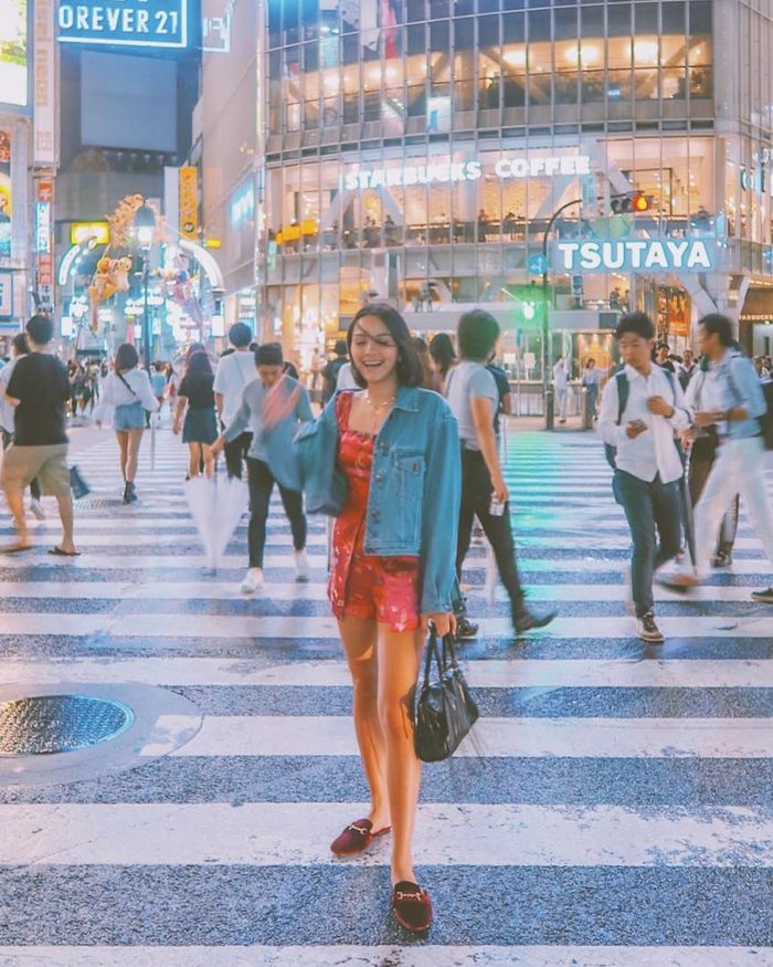 Jadi Calon Menantu Maia Estianty, Ini Deretan Gaya Modis Kekinian Alyssa Daguise yang Bikin Al Ghazali Jatuh Hati - Dress Merah