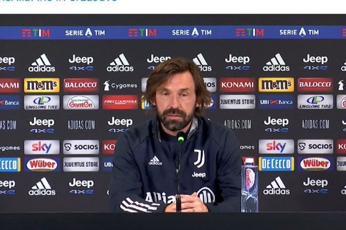 Pelatih Juventus, Andrea Pirlo, mendamprat reporter stasiun televisi Sky usai pertandingan melawan Verona pada lanjutan Liga Italia. 