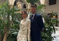 Gaya Busana Victoria Beckham Saat Liburan, Kalung Emas Disulap Jadi Ikat Pinggang!