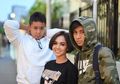 Foto dengan Dua Anak Bujang, Saking Awet Mudanya Tampilan Yuni Shara Justru Terlihat Seperti Kakak Adik
