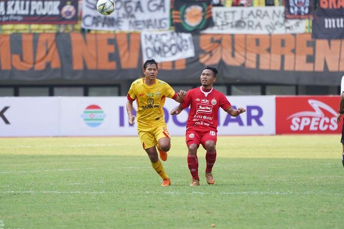 Duel Tony Sucipto (kanan) dan Adam Alis (kiri) pada laga Persija Jakarta kontra Bhayangkara FC di Stadion Patriot Chandrabhaga, Kota Bekasi, Sabtu (10/8/2019).