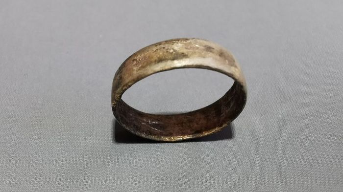 Cincin logam yang dikenakan oleh kerangka wanita di tangan kirinya.