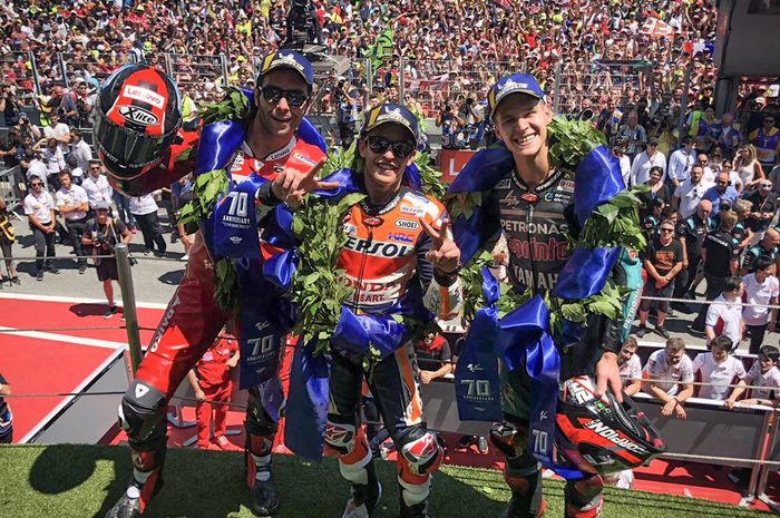 Juara MotoGP Catalunya 2019, Marc Marquez (tengah), berpose dengan Fabio Quartararo (kanan) dan Danilo Petrucci (kiri) di podium.