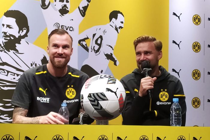 Legenda Borussia Dortmund Kevin Grosskreutz (kiri) dan Marcel Schmelzer dalam acara meet and greet di Puma Store, 23 Paskal Shopping Center, Bandung (10/9/2023), jelang duel persahabatan BVB Legends melawan Persib All Star.